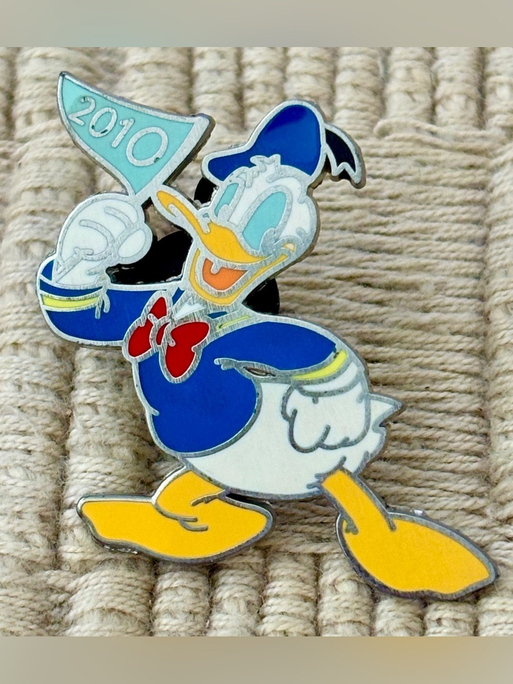 DISNEY 2010 *Limited Edition 2000* Donald Duck Pennant Pin